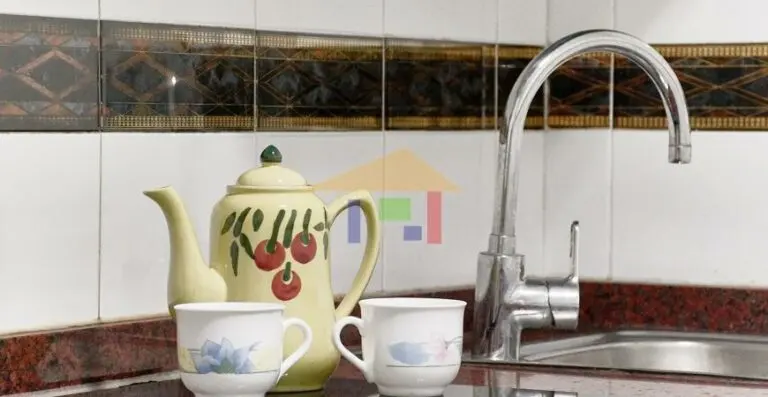Cocina con muebles y electrodomésticos · Vista 24
