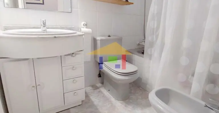 Baño con lavabo y sanitarios