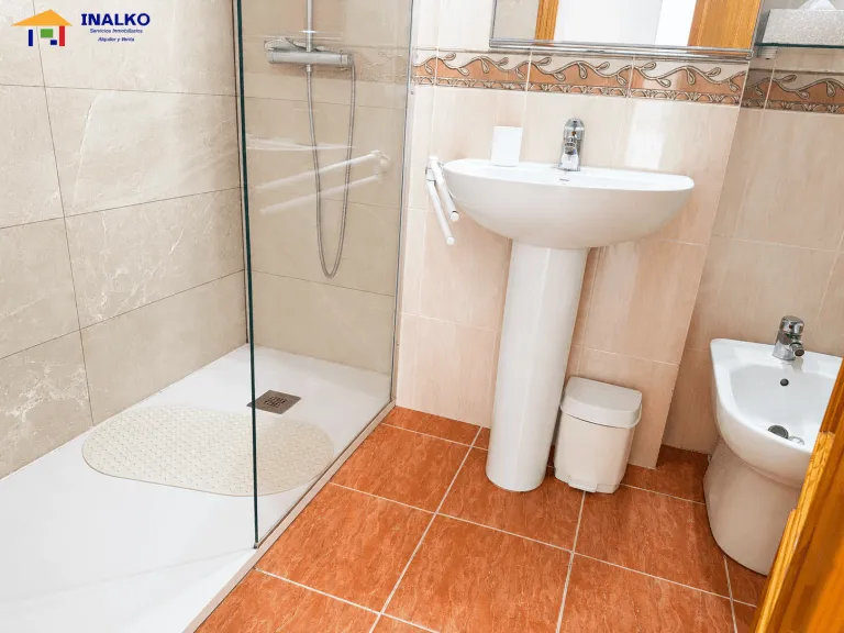 Baño de la vivienda · Vista mar bloq. c 2º v - playa cargador