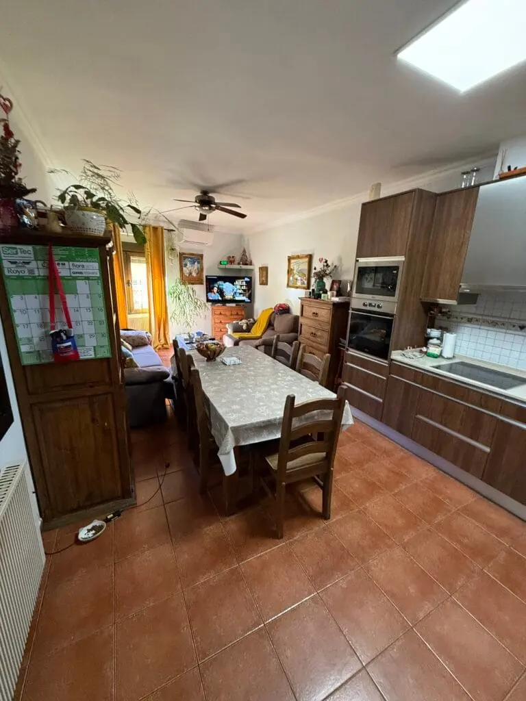 Interior del salón con mobiliario