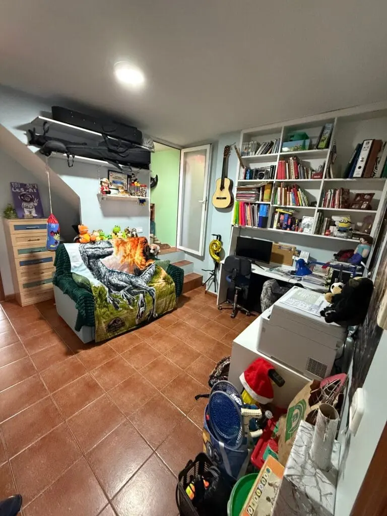 Interior del salón con mobiliario