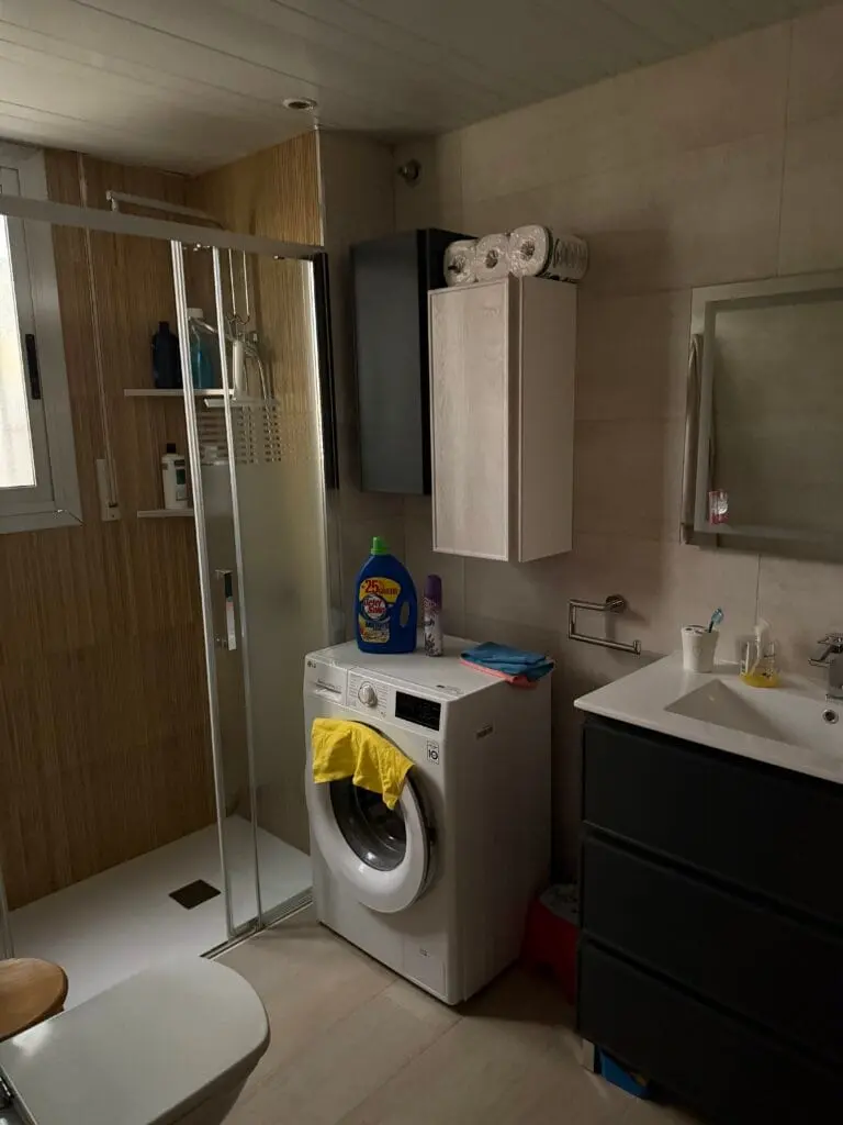 Baño con lavabo y sanitarios