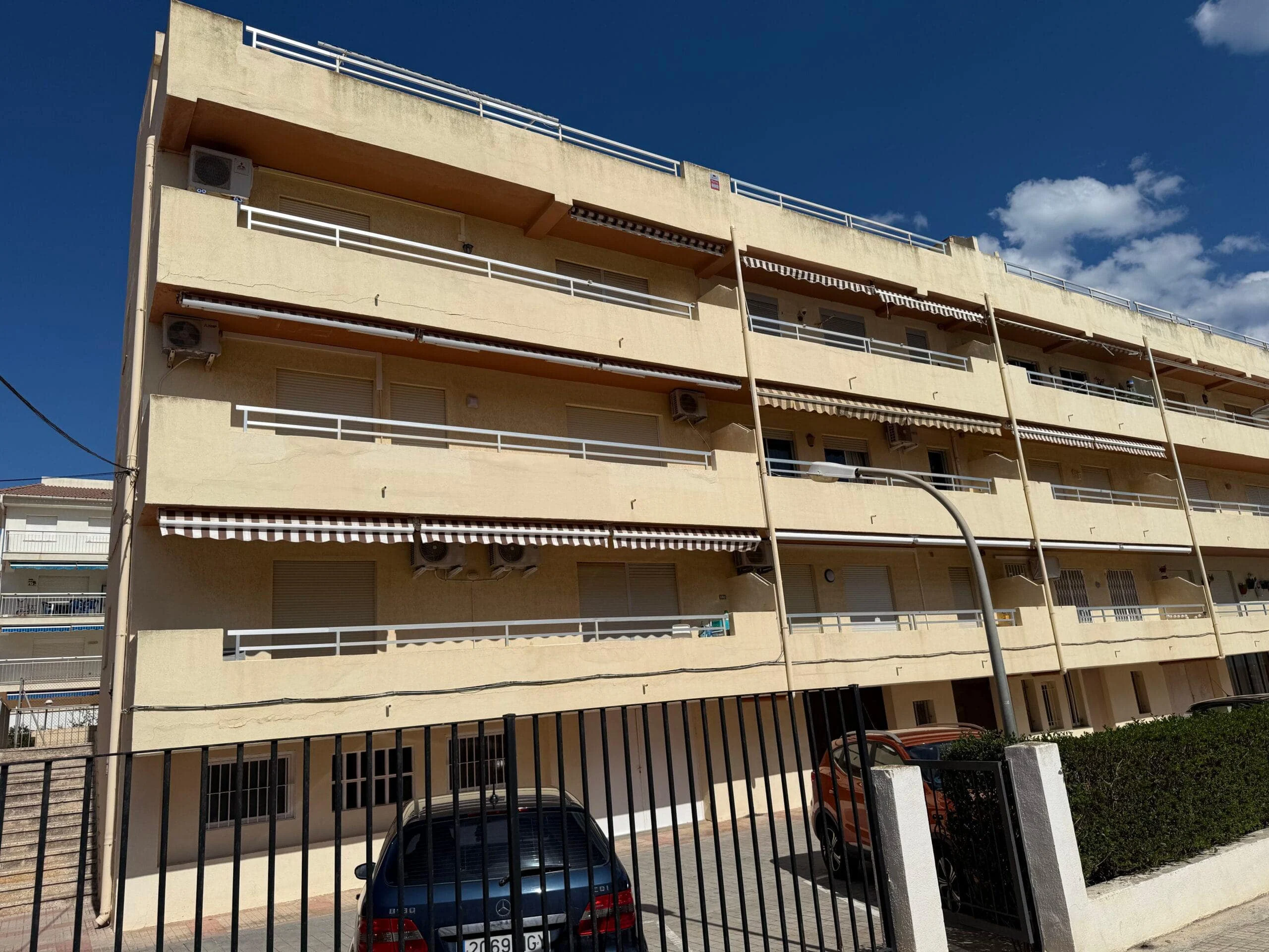 Fachada y exterior de la vivienda · Arenal - playa cargador