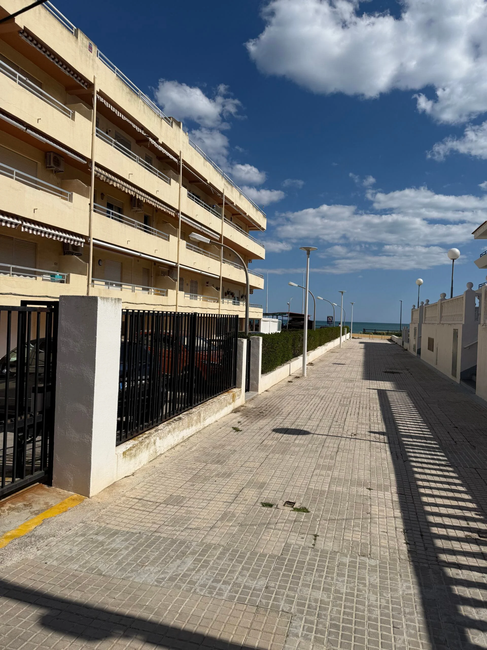 Fachada y exterior de la vivienda · Arenal - playa cargador