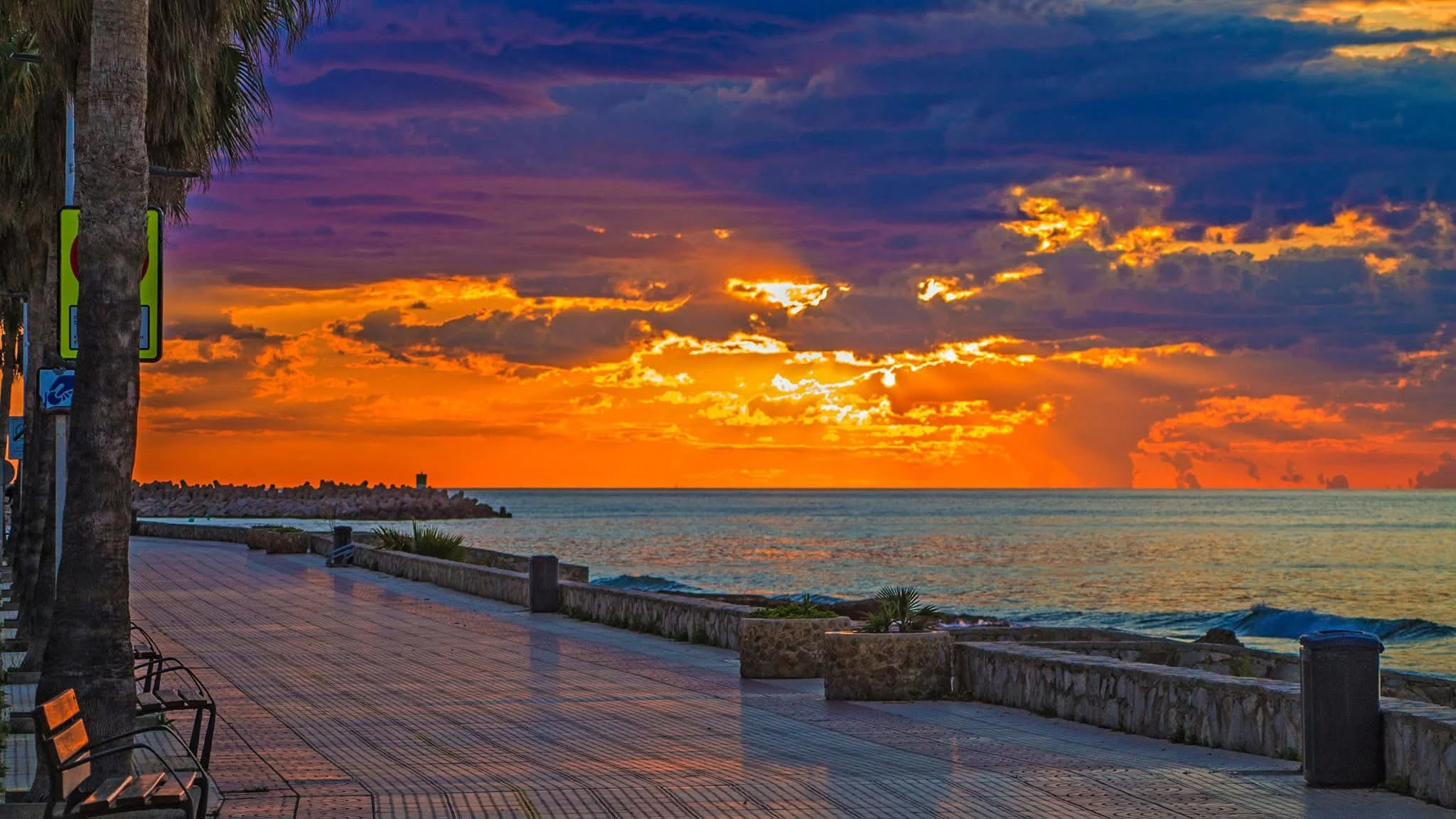 Paisaje y horizonte mediterráneo · Lujoso adosado playa cargador