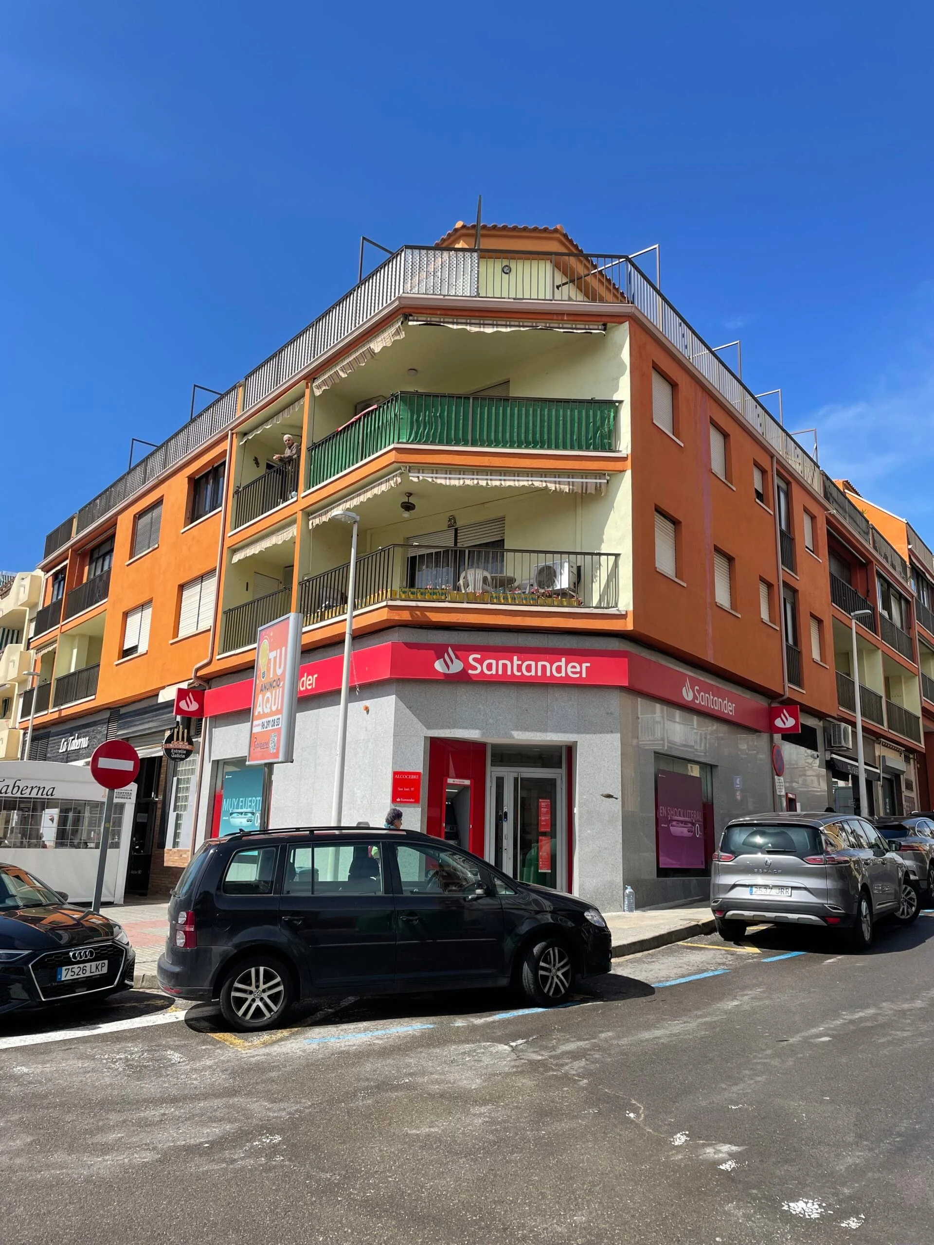 Edificio de esquina con locales comerciales en la planta baja