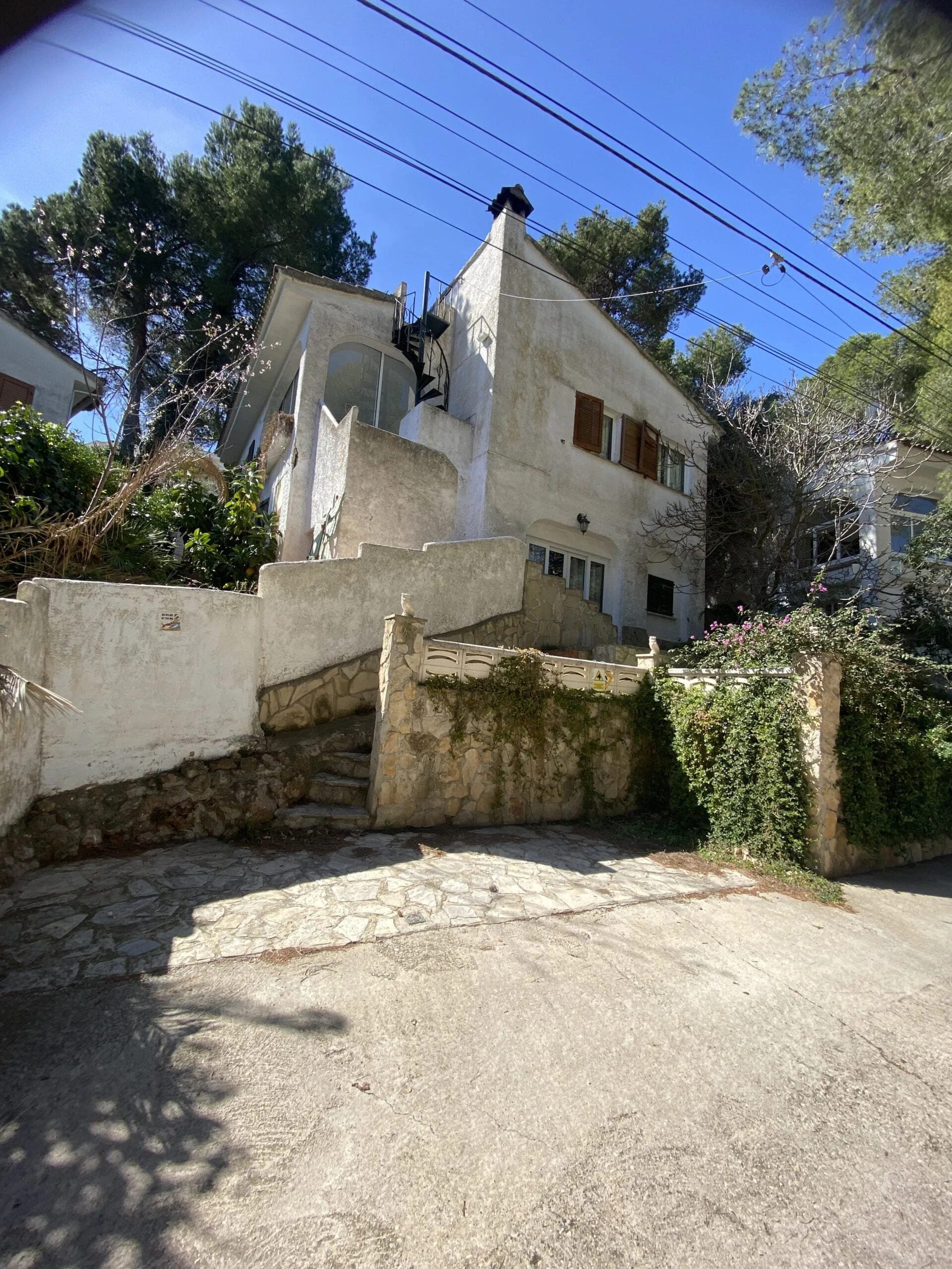 Fachada y exterior de la vivienda · Chalet ( urbanización pinar )
