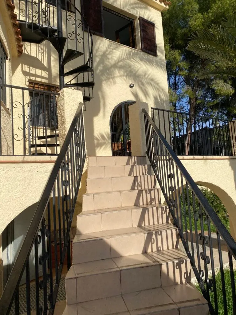 Escalera de acceso · Vista 19