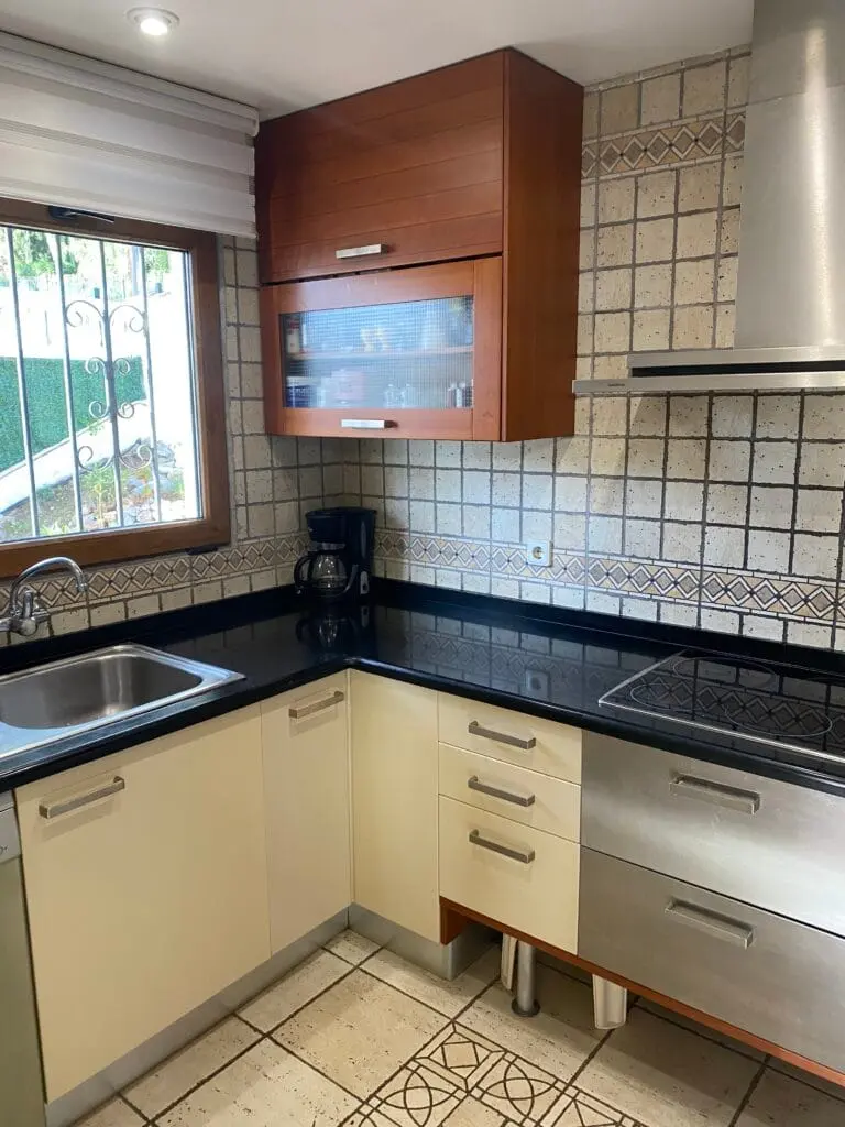 Cocina con muebles y electrodomésticos · Vista 29