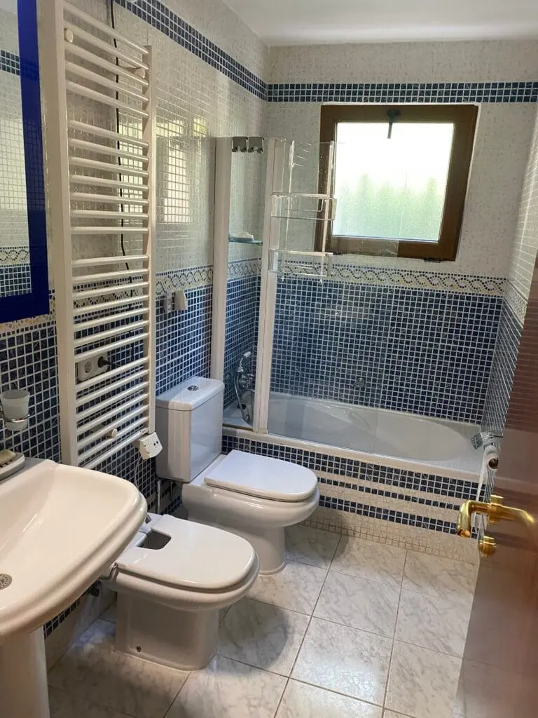 Baño con lavabo y sanitarios · Vista 27