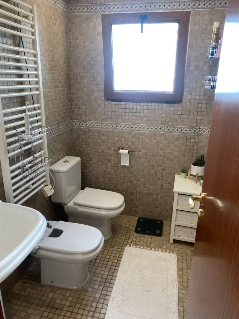 Baño con lavabo y sanitarios · Vista 24