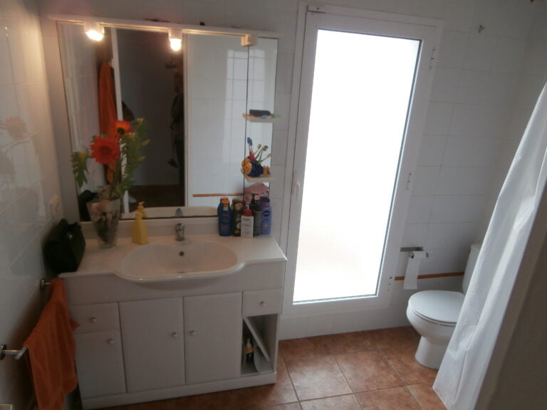 Baño con lavabo y sanitarios · Vista 15
