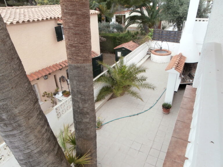 Jardín y vegetación junto a la vivienda · Chalet pura vida