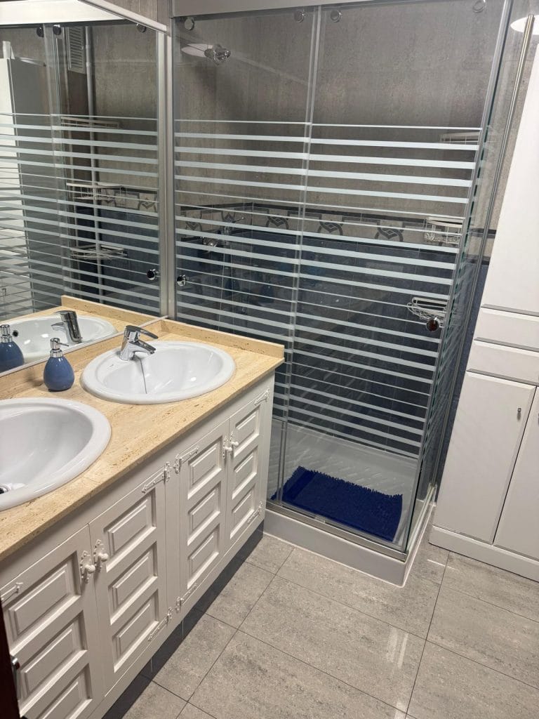 Baño con lavabo y sanitarios