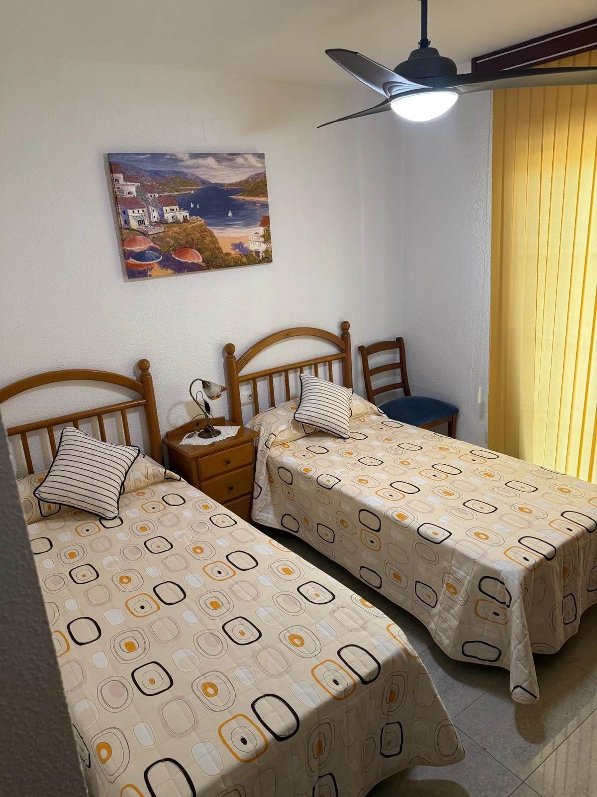 Dormitorio de Pascua IV con dos camas individuales y ventilador de techo
