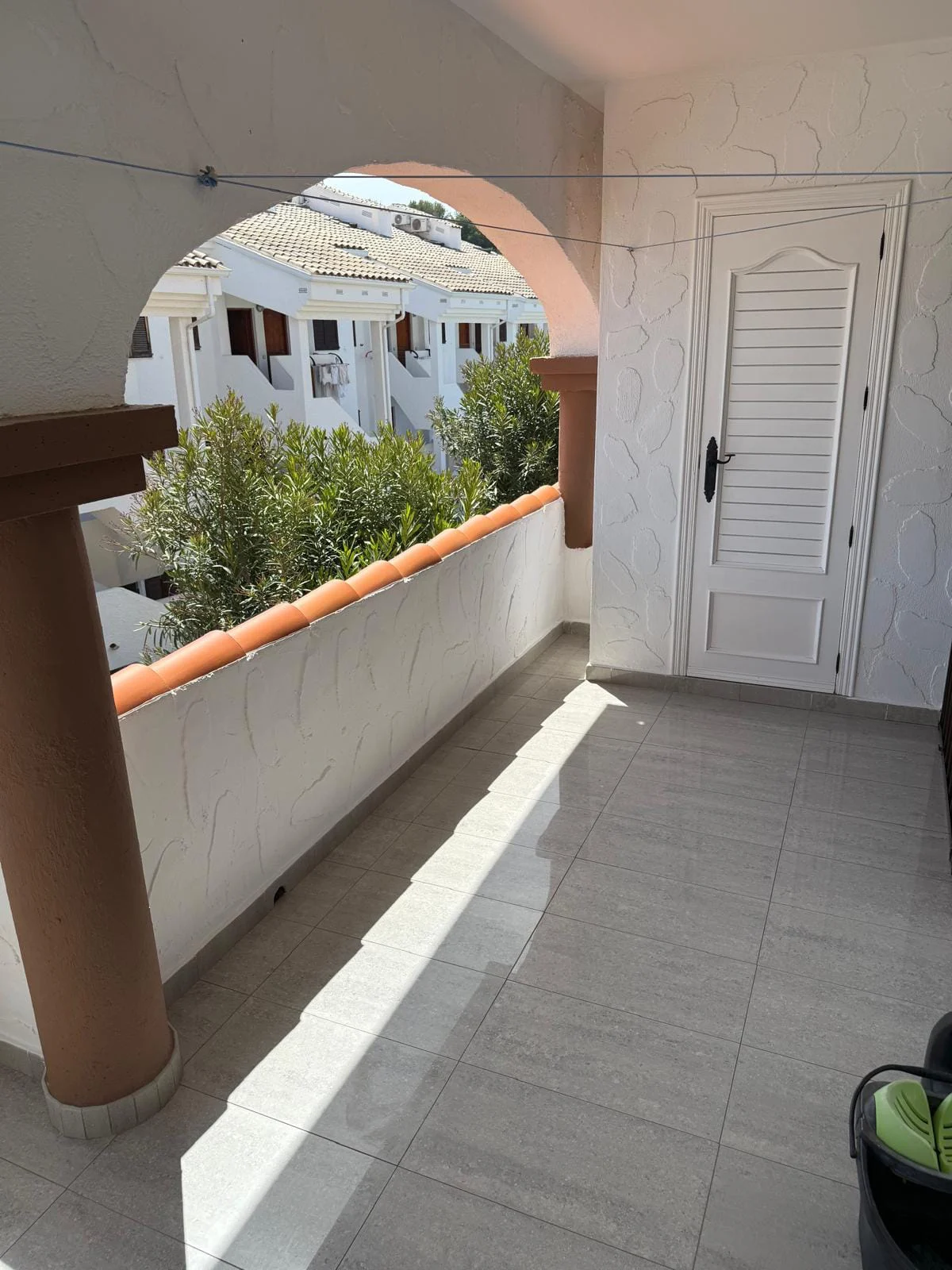 Terraza con arco y vistas hacia edificios de Pascua IV en Alcossebre