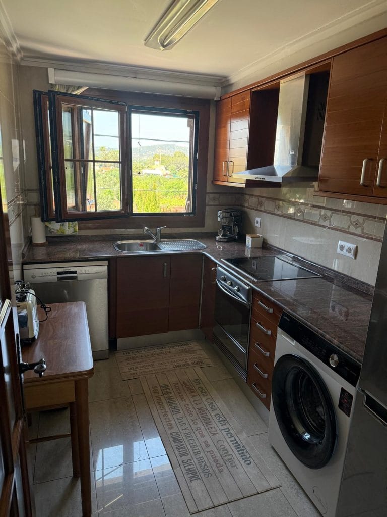 Cocina con muebles y electrodomésticos