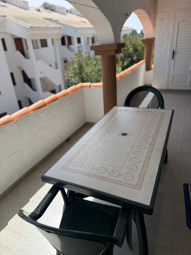 Terraza de Pascua IV con mesa, sillas y arcada