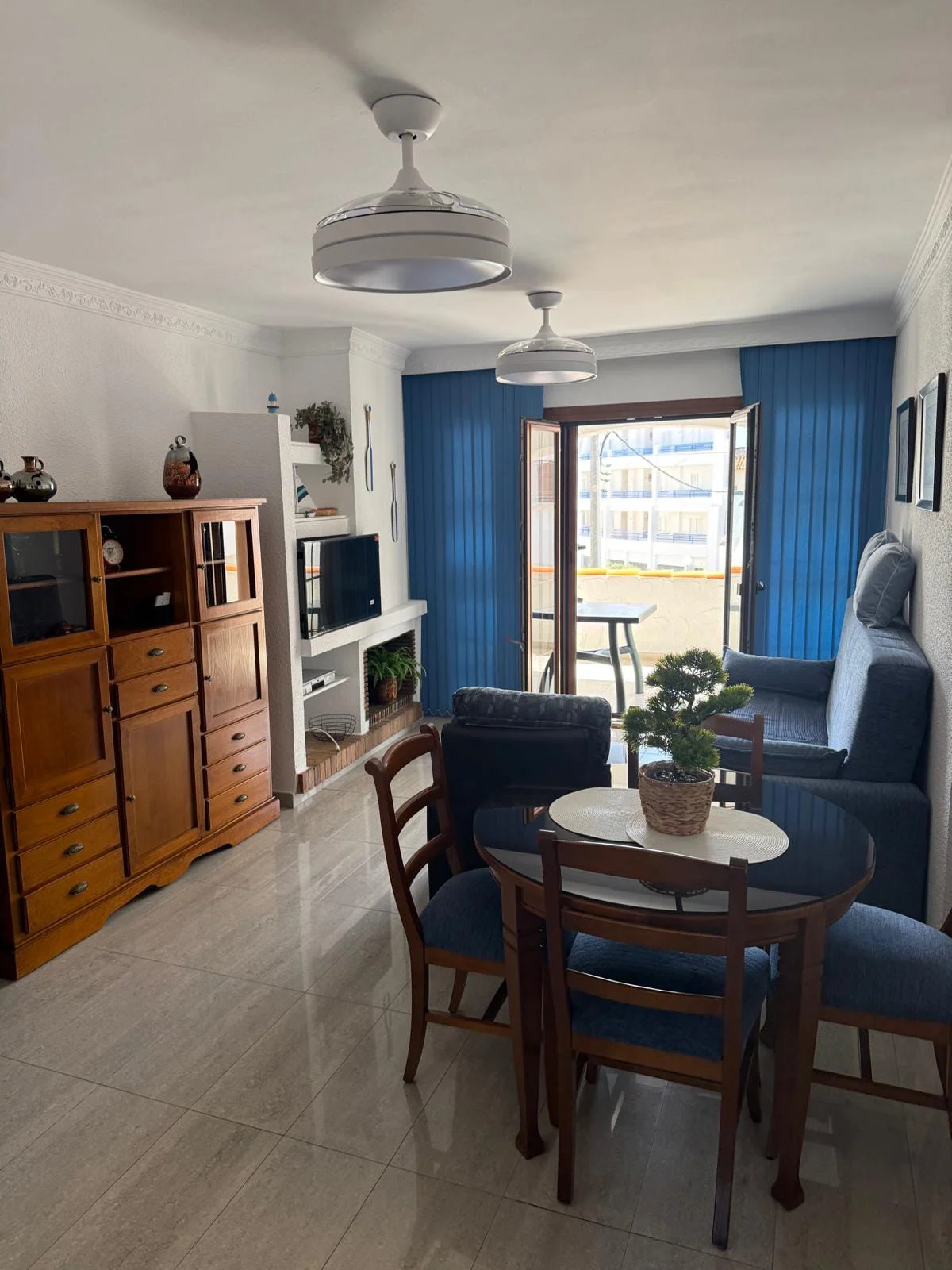 Salón de Pascua IV con ventanal hacia la terraza