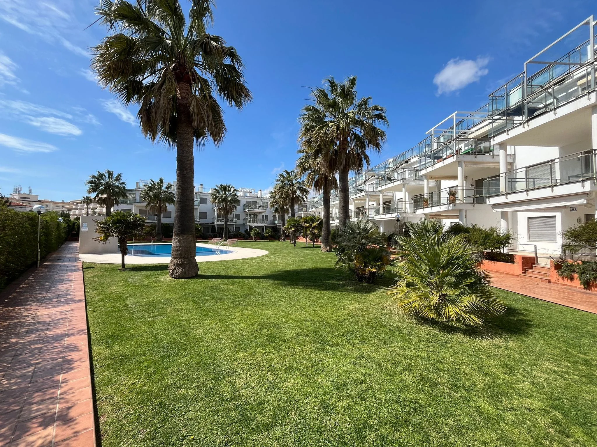 Jardín y vegetación junto a la vivienda · Espectacular apartamento entre playas