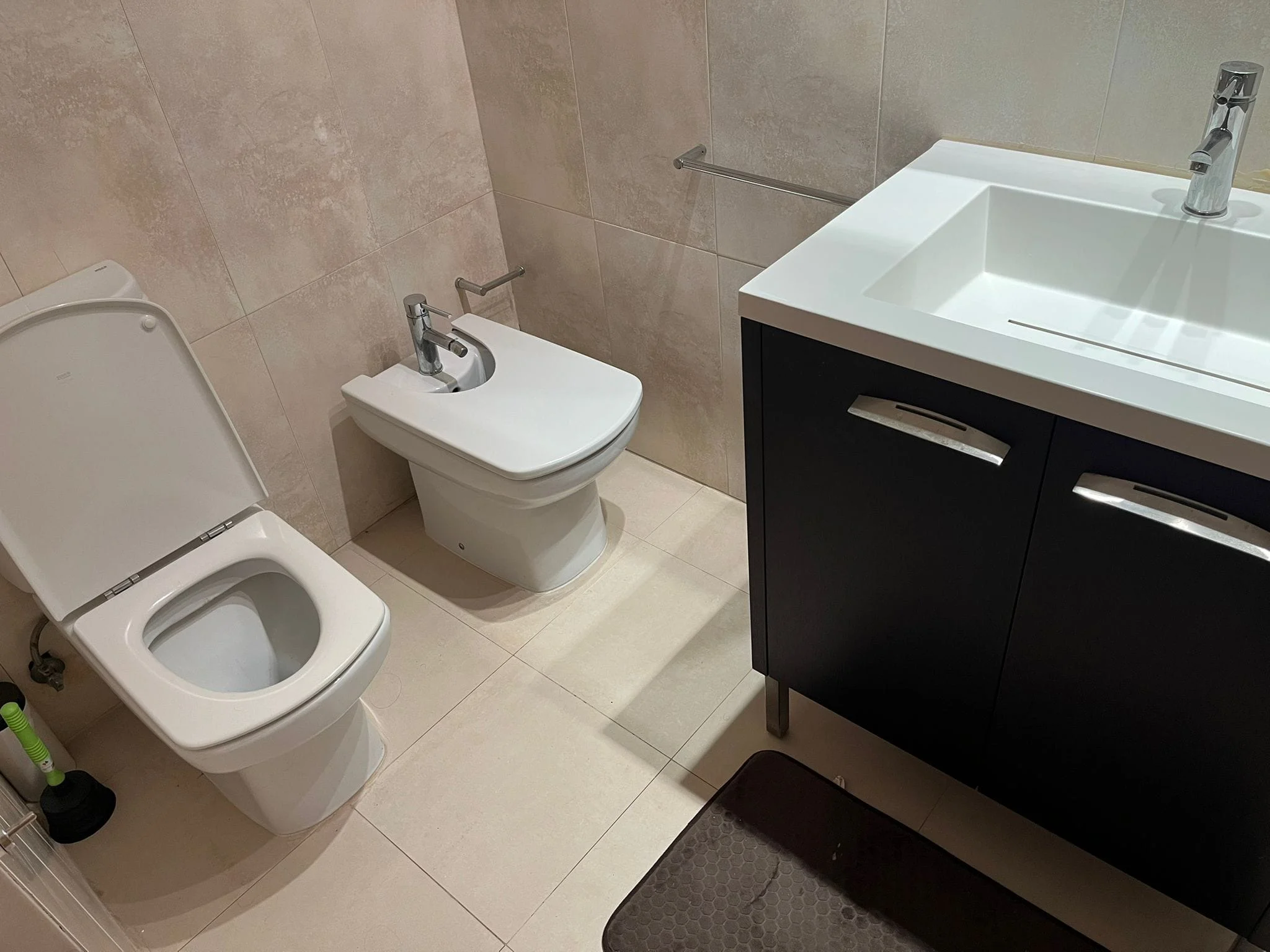 Baño con lavabo, inodoro y bidé de un apartamento de Alcossebre