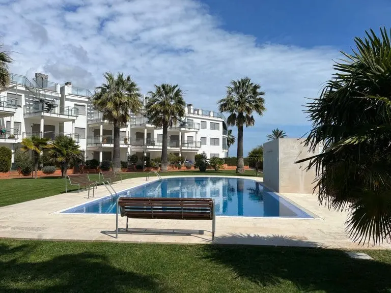 Piscina y su entorno · Espectacular apartamento entre playas