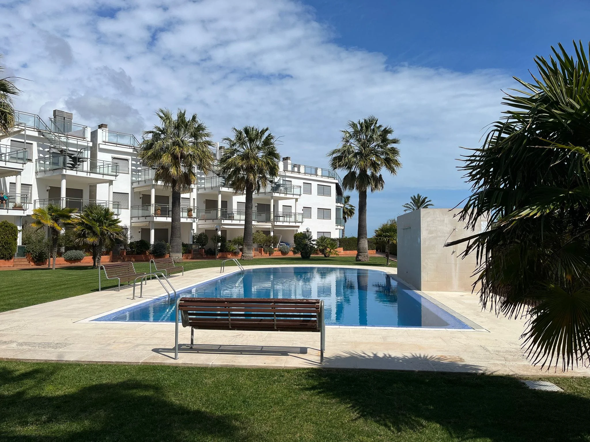 Piscina y su entorno · Espectacular apartamento entre playas