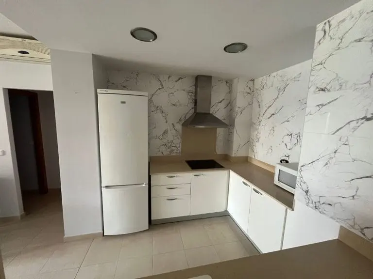 Cocina con muebles y electrodomésticos · Vista 16