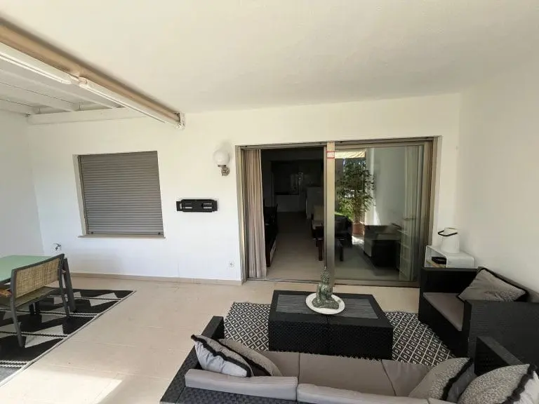 Salón de la vivienda · Espectacular apartamento entre playas · Vista 15