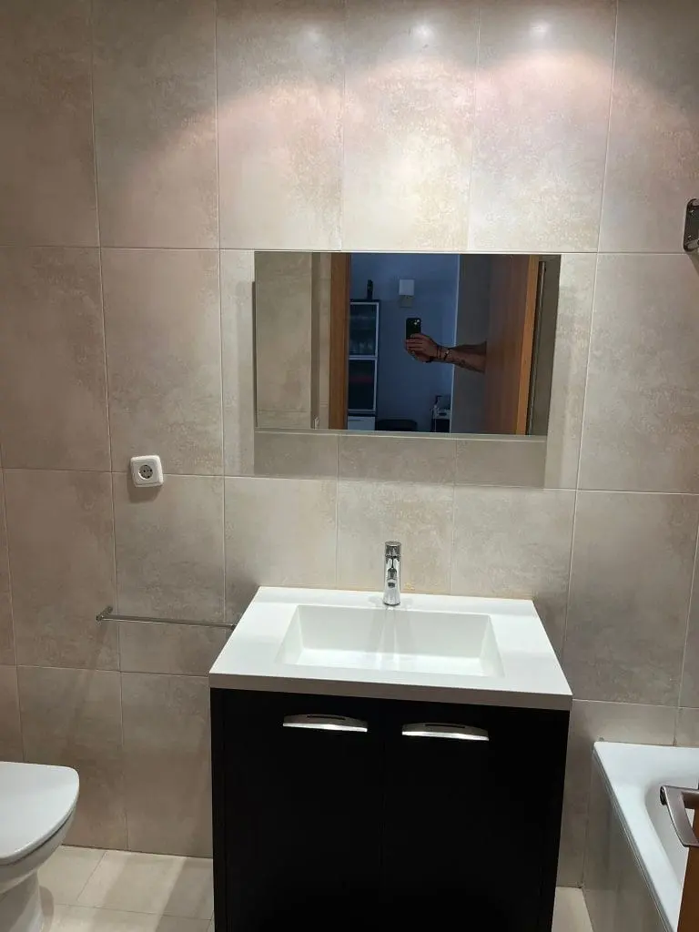 Baño con lavabo y sanitarios · Vista 27