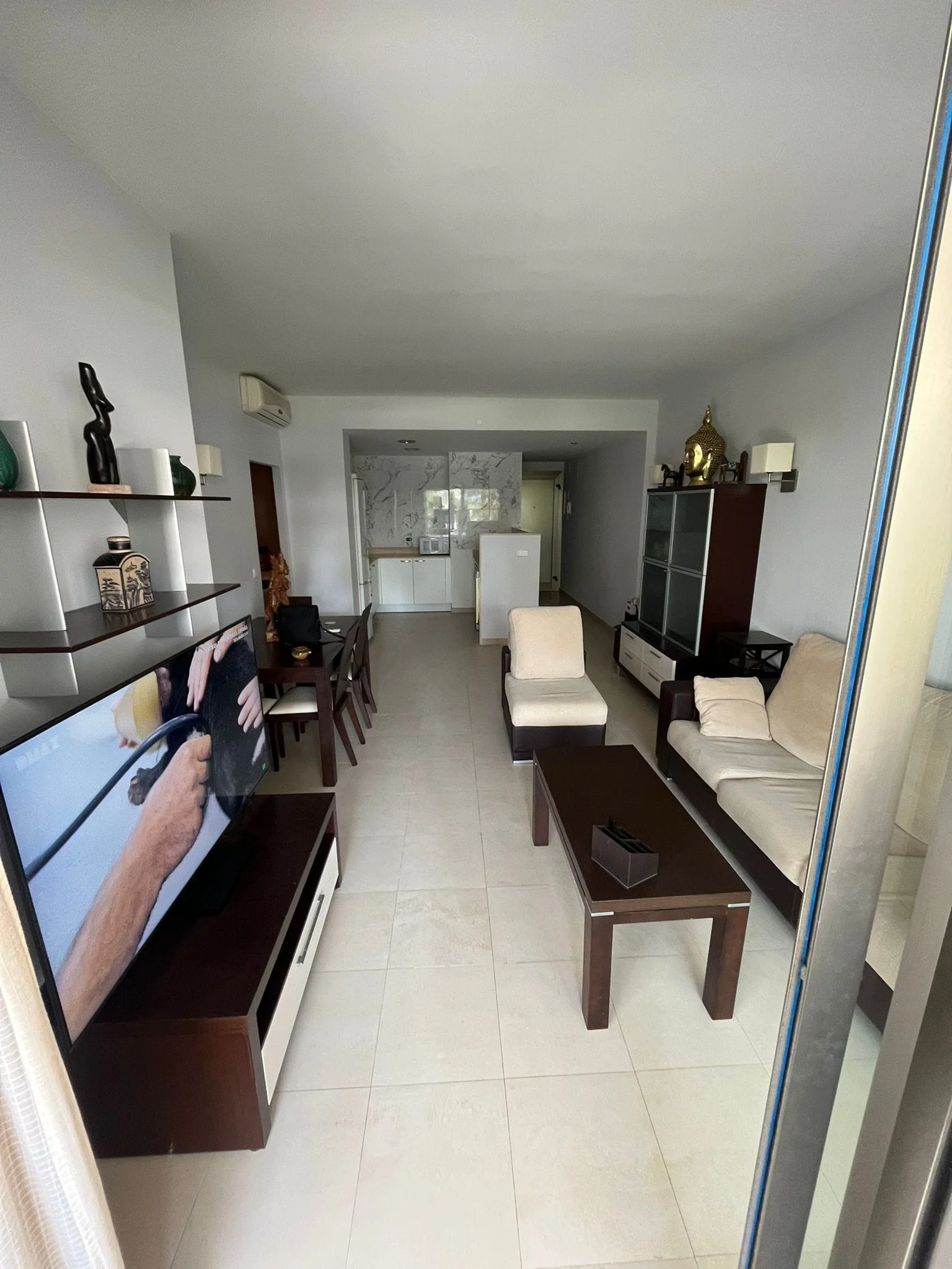 Salón de la vivienda · Espectacular apartamento entre playas · Vista 22