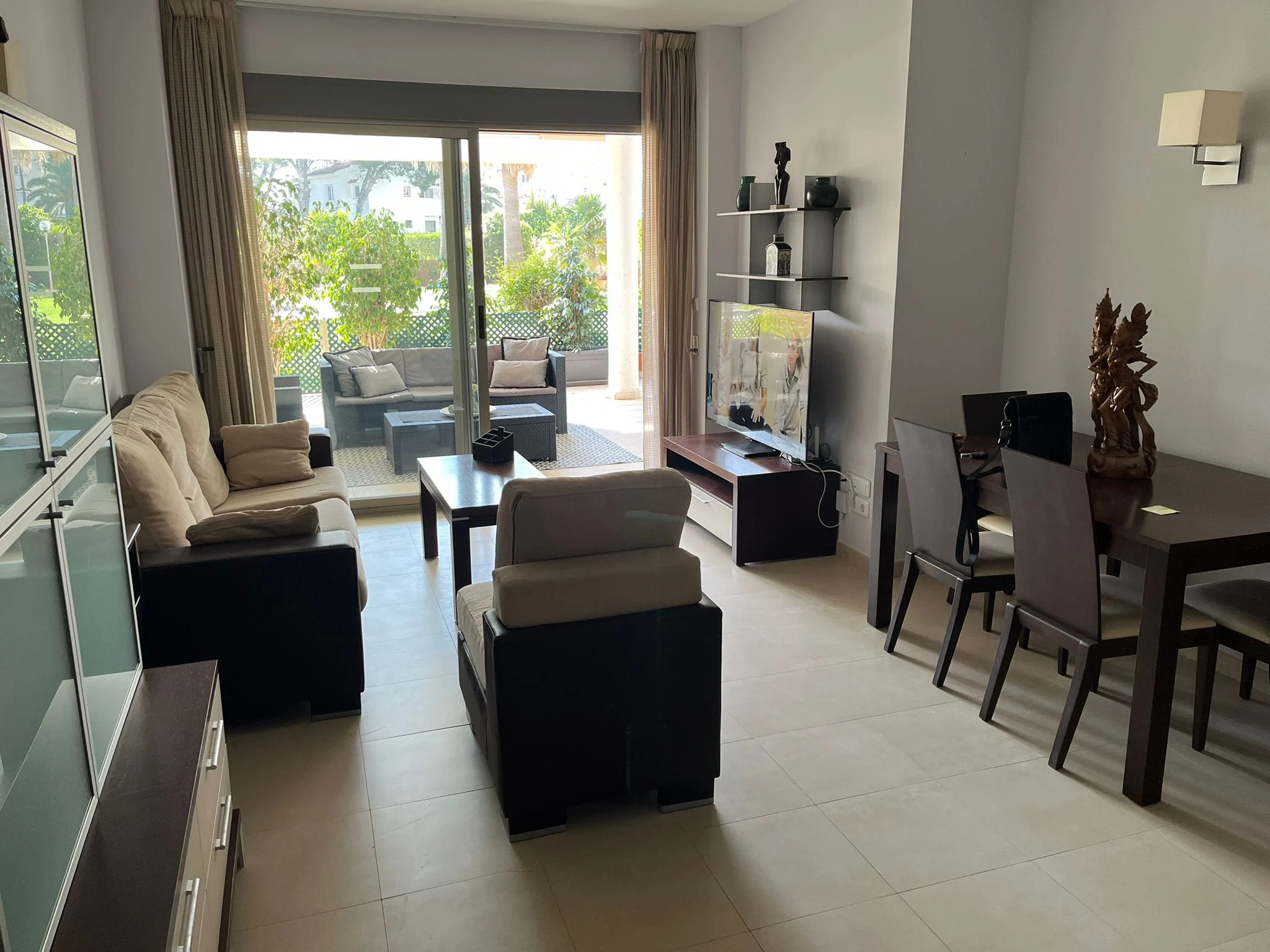 Salón de la vivienda · Espectacular apartamento entre playas · Vista 23
