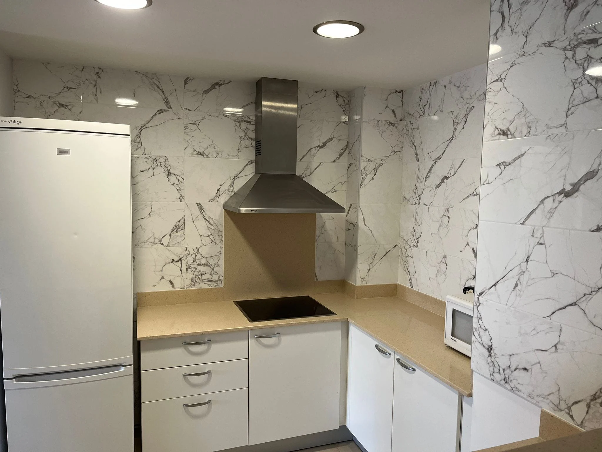 Cocina con muebles y electrodomésticos · Vista 18