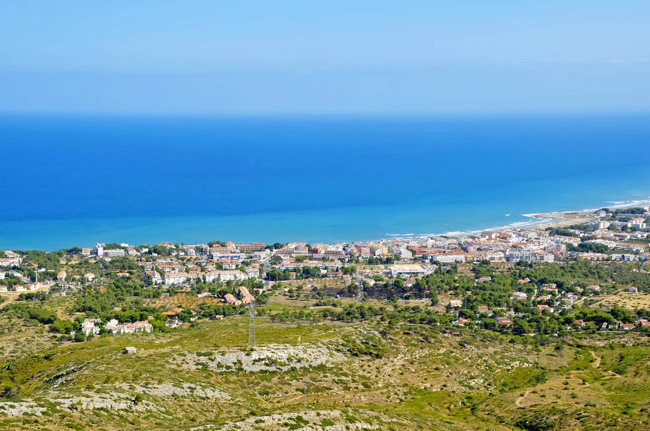 Panorámica de Alcossebre entre vegetación y mar Mediterráneo