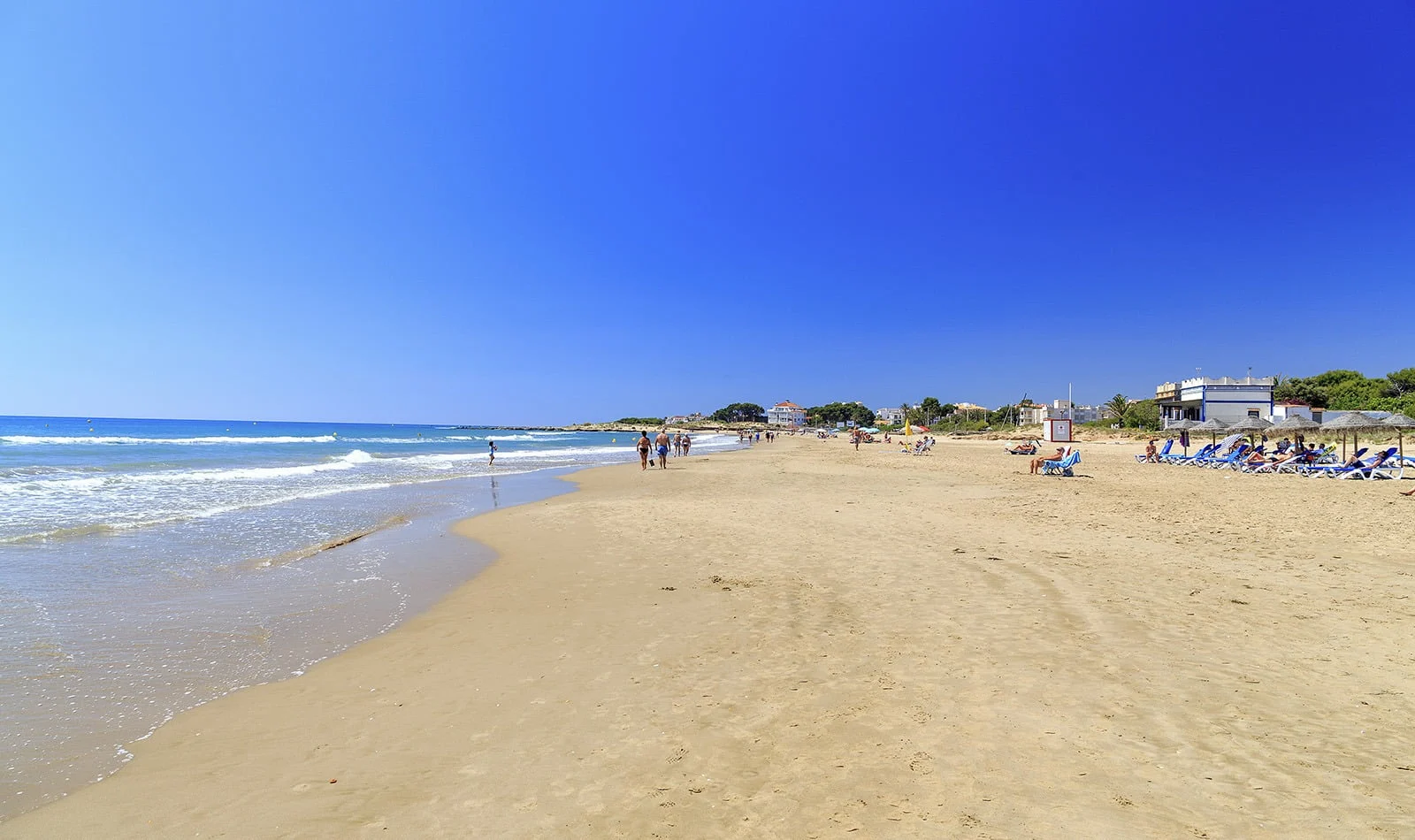 Orilla de arena y mar en la playa del Cargador de Alcossebre