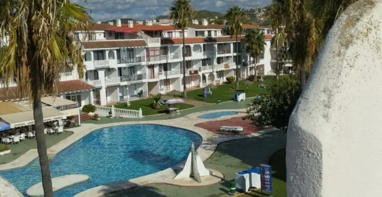 Piscina y zona exterior · Vista 2