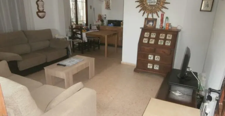 Interior del salón con mobiliario
