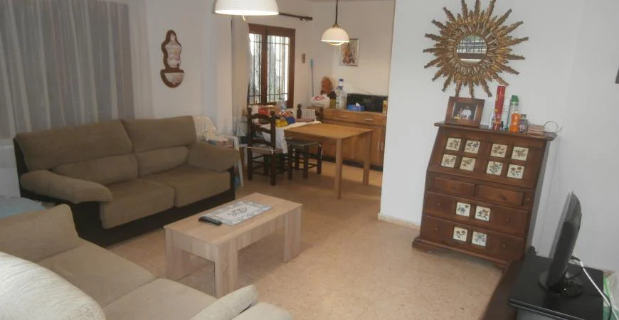 Interior del salón con mobiliario