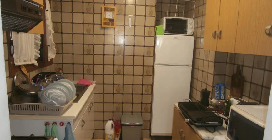 Cocina con muebles y electrodomésticos