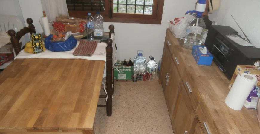 Cocina con muebles y electrodomésticos
