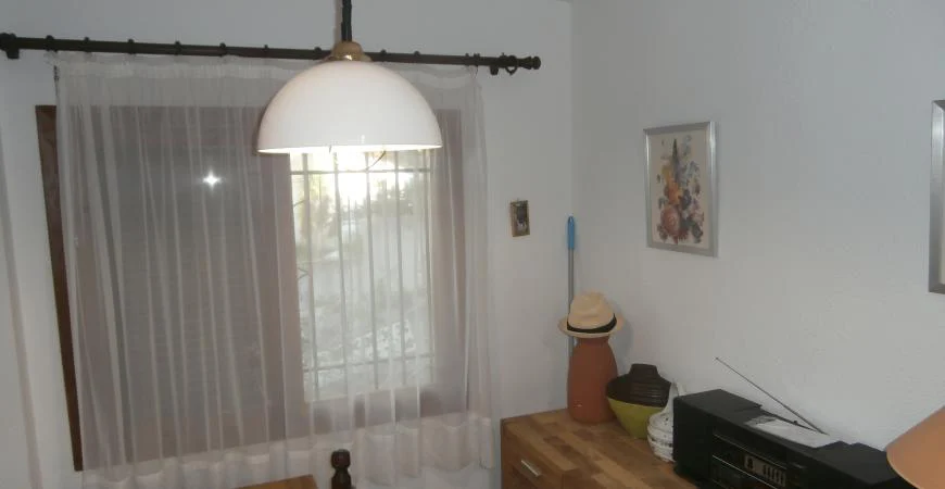 Interior del salón con mobiliario