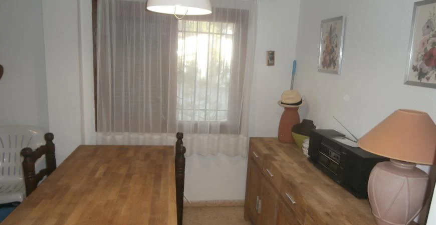 Zona de comedor con mesa y sillas