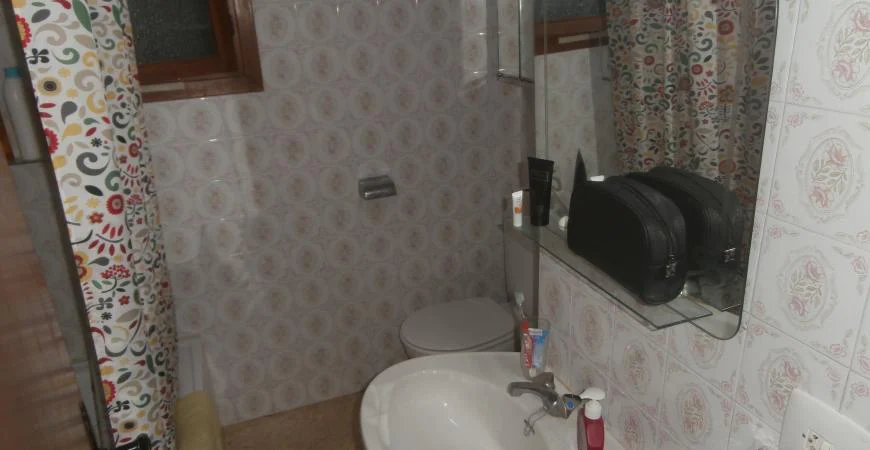 Baño con lavabo y sanitarios