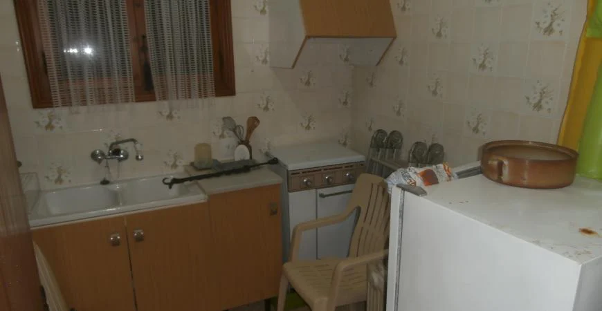 Cocina con muebles y electrodomésticos