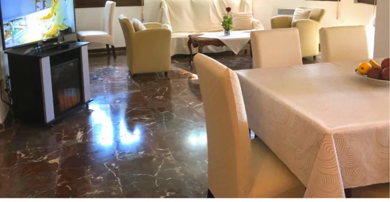 Zona de comedor con mesa y sillas · Vista 8
