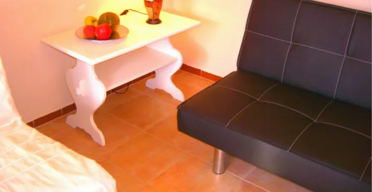 Zona de comedor con mesa y sillas · Vista 9