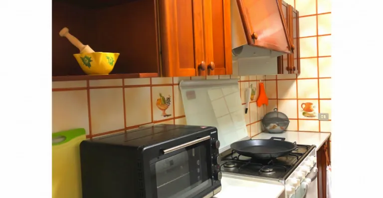Cocina con muebles y electrodomésticos