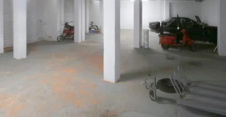 Interior de garaje con columnas y plazas de aparcamiento en Playa Romana