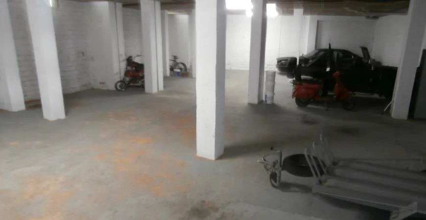 Interior de garaje con columnas y plazas de aparcamiento en Playa Romana