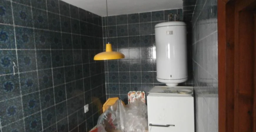 Cocina con muebles y electrodomésticos